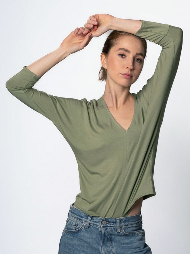 TESS V-Neck Shirt – locker und fließend in Sage