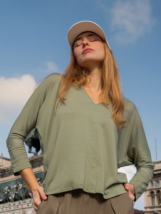 TESS V-Neck Shirt – locker und fließend in Sage