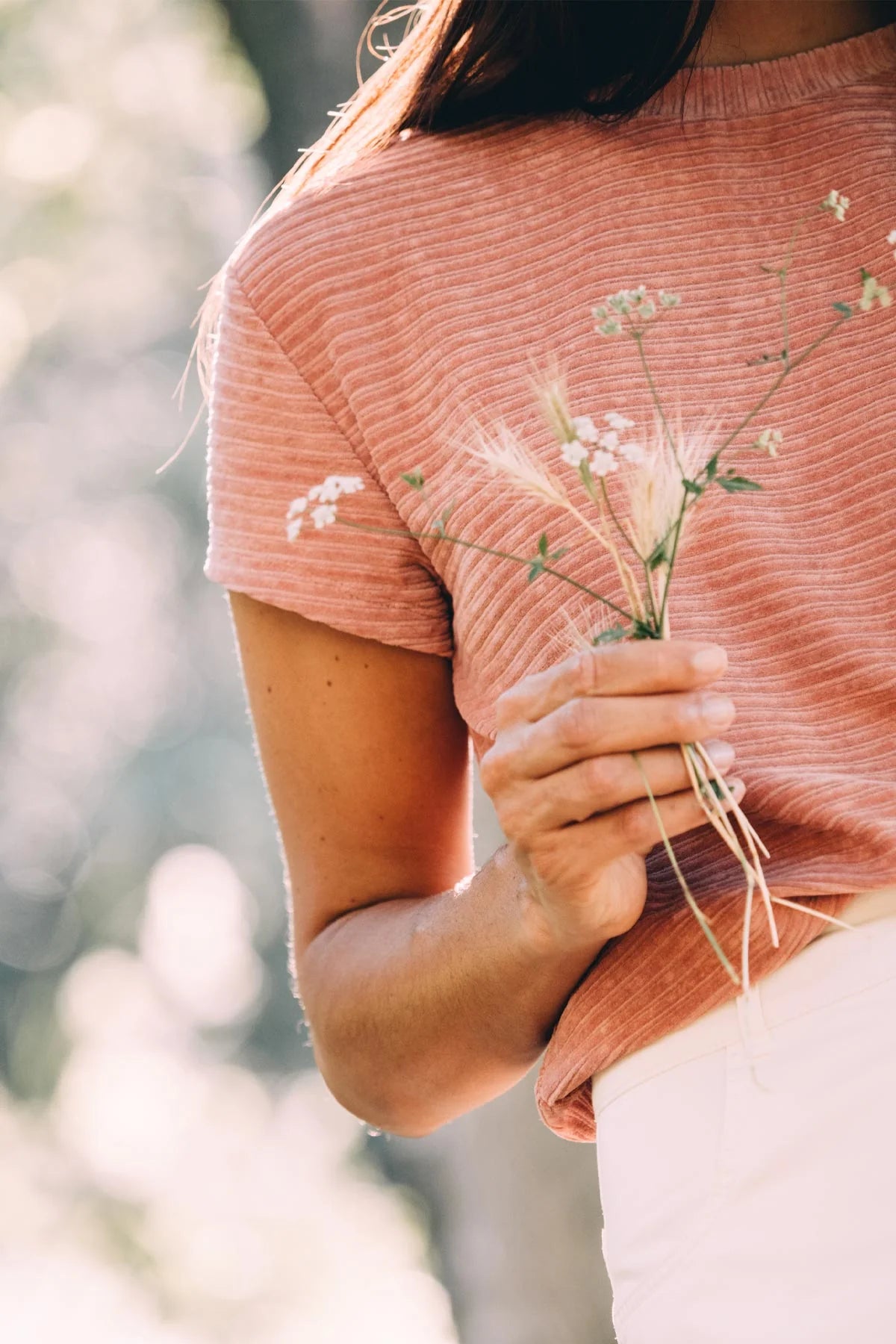 Damen Nicki Shirt dusty pink Twothirds mit weißer Hose