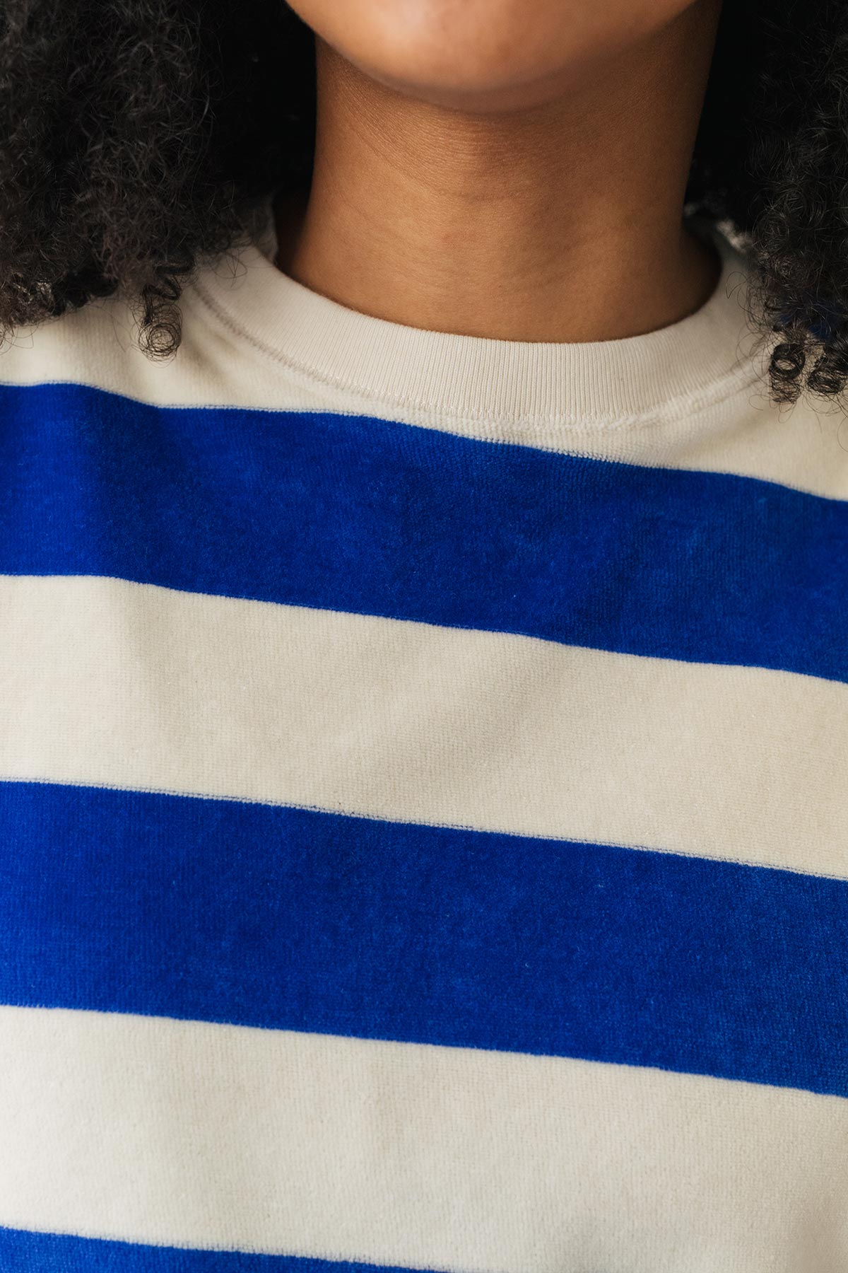 Nickipullover Hawi weiß blau gestreift – TWOTHIRDS Nahaufnahme