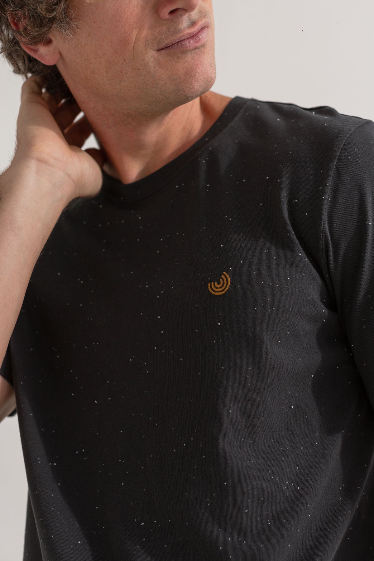 Herren T-Shirt Qalito aus Bio-Baumwolle in dunkelgrau von Twothirds Detail Brust Ansicht