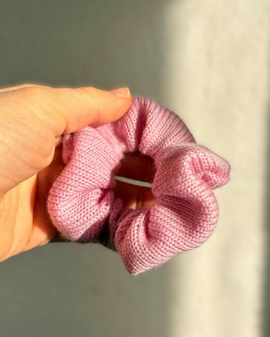 Strick Scrunchie Pale Pink Merinowolle - handgefertigt in Berlin | Freiberg