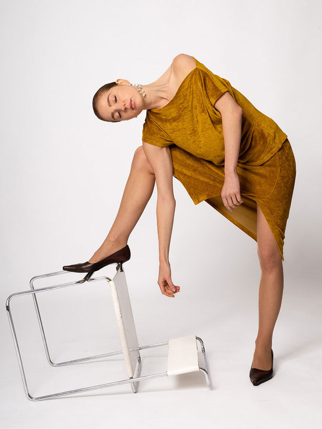 MASHA - schmaler Rock aus Haute Couture-Samt in Gold