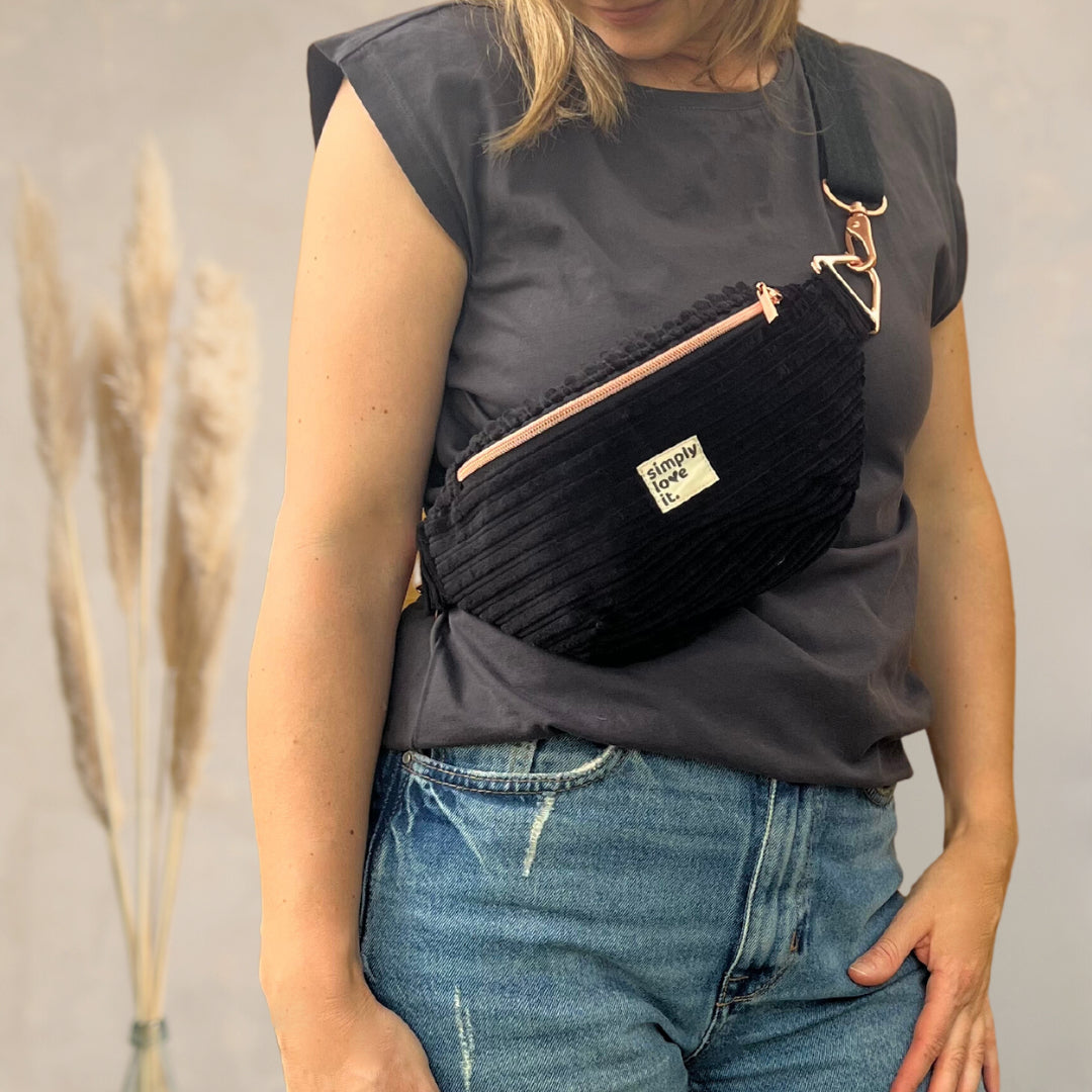 Luni_Bag_fancy_black_simplyloveit_nachhaltige_bauchtasche_Tragefoto